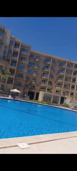 Luxe flat met privé strand en zwembaden